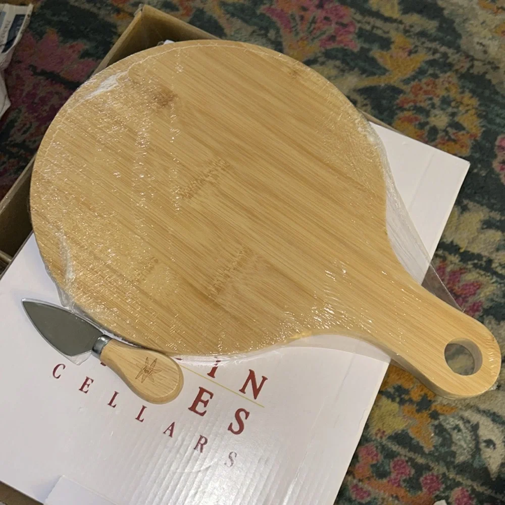 NWT Tobin James wooden cheese board with knife